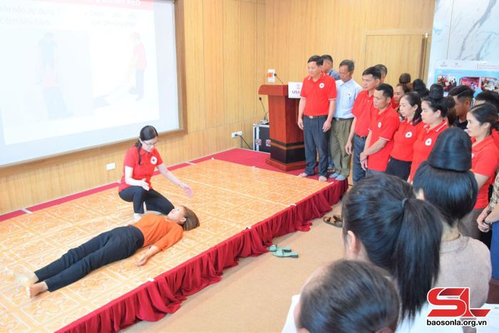 Hường dẫn thực hành di chuyển nạn nhân khẩn cấp.