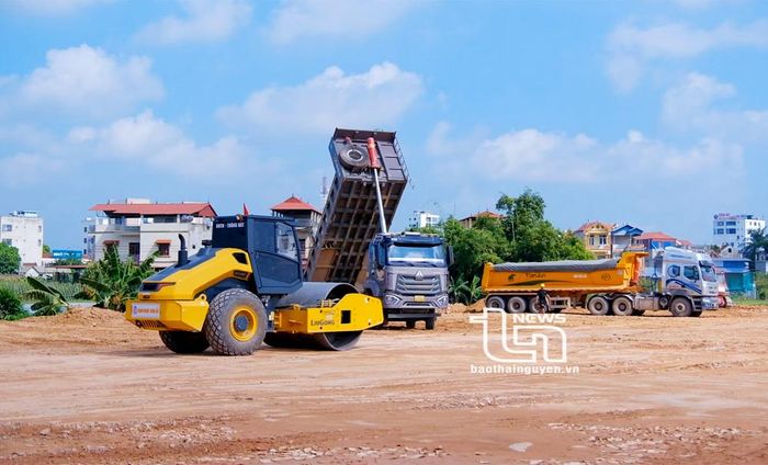 Đơn vị thi công đang tập trung nhân lực, máy móc đẩy nhanh tiến độ san nền thực hiện Dự án.