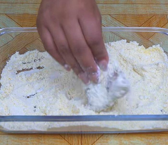Rồi lấy từng miếng cá một nhúng vào bát bột, sao cho bột áo đầy và đều khắp miếng cá.