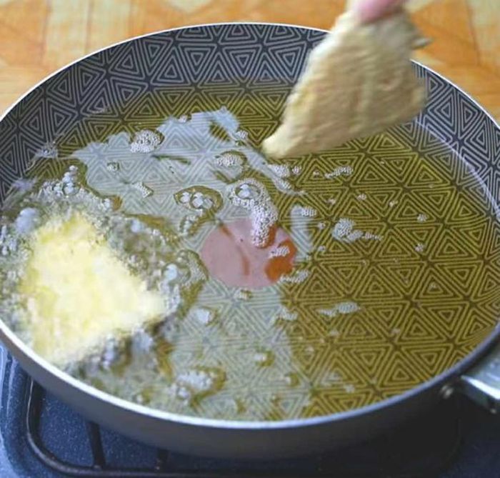 Và thả luôn vào chảo dầu nóng (nhớ là dấu phải được làn thật nóng)