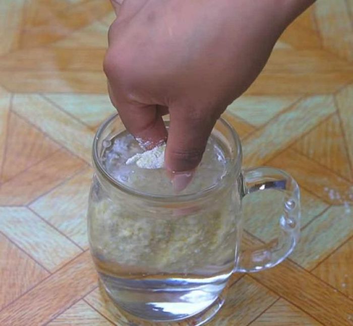 Các bạn lấy một bát nước sạch, hoặc một bình nước giống như hình hướng dẫn, nhúng miếng cá đã áo bột ngập vào trong bát nước như hình hướng dẫn.