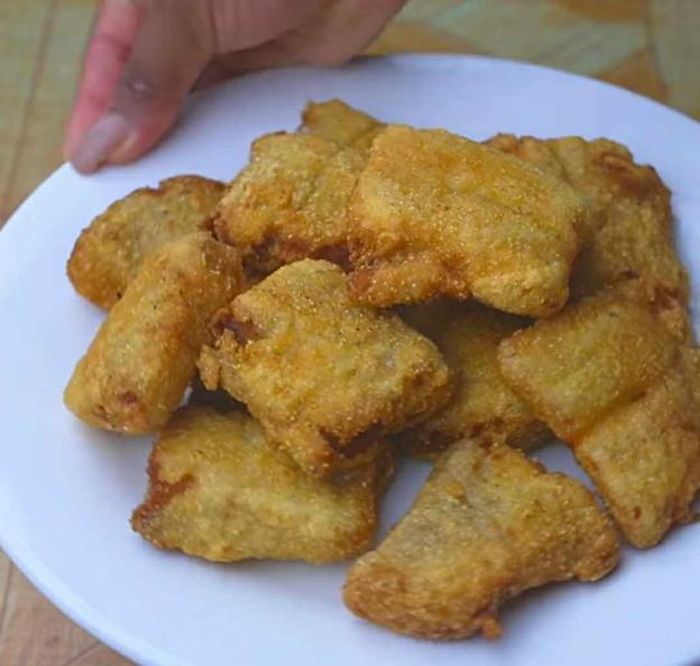 Đĩa cá rán thành phẩm nhìn bên ngoài giòn như những miếng bánh...