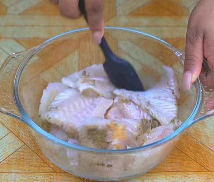 Rồi trộn đều và để sang một bên tầm 15 phút cho cá ngấm gia vị.
