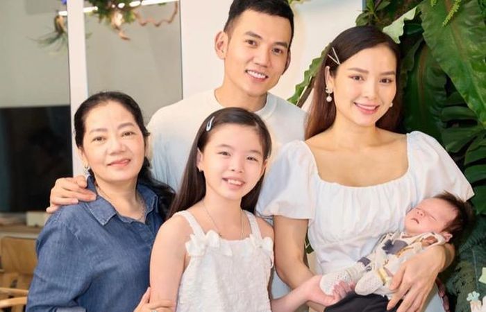 Phương Trinh Jolie đăng ảnh cận mặt con trai nhân ngày đầy tháng. Nữ ca sĩ bày tỏ: "Mới đây mà đã tròn 1 tháng ba mẹ và gia đình được gặp mặt con trai , 11 năm rồi mẹ mới lại được làm mẹ, mọi thứ như mới lần đầu, nhưng trộm vía nhìn con trai mẹ lớn lên mỗi ngày là bù đắp lại bao nhiêu gian nan vất vả mà mẹ đã trải qua trong 1 tháng qua".