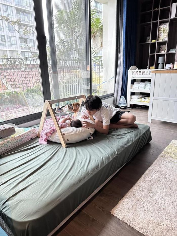 Cường Đô La đăng ảnh con trai Subeo thân thiết với chơi với em kèm dòng trạng thái " Anh hai và anh út".