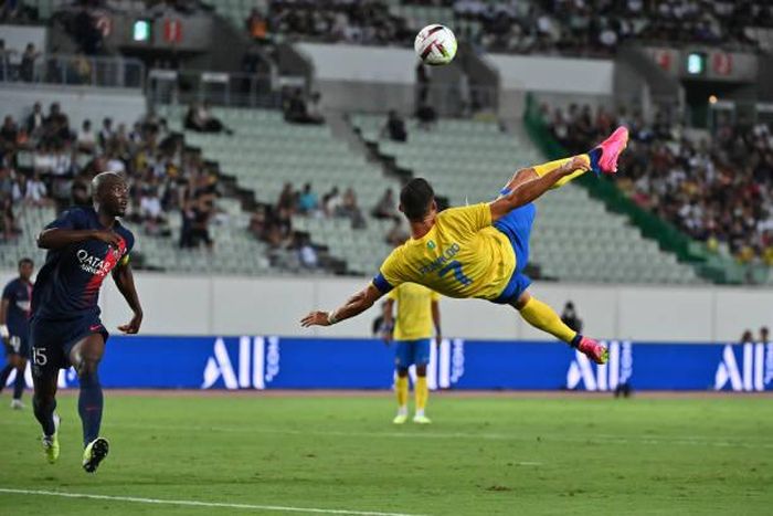 Ronaldo ngả người móc bóng