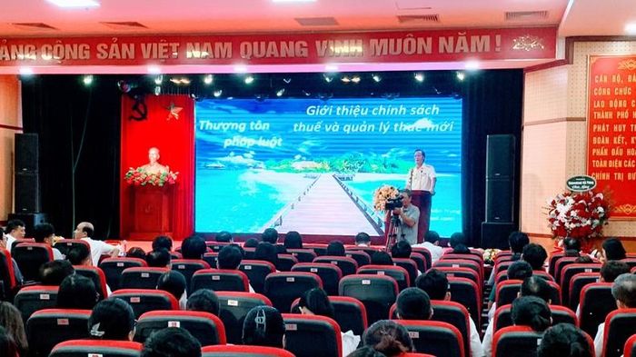 Đại diện Cục Thuế Hải Phòng phổ biến các chính sách thuế mới.