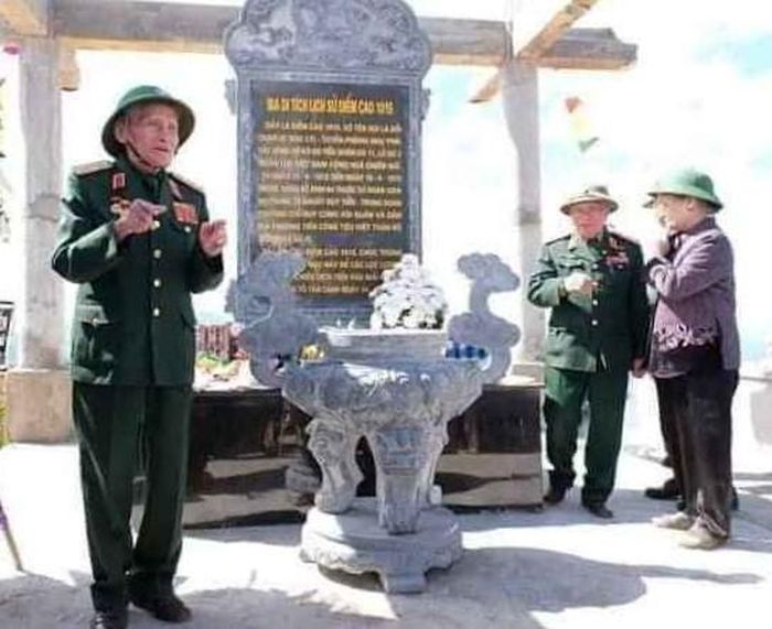 Trung tướng Nguyễn Quốc Thước và vợ chồng Trung tướng Khuất Duy Tiến thăm CCB xây dựng nhà bia tưởng niệm trên đỉnh 1015.