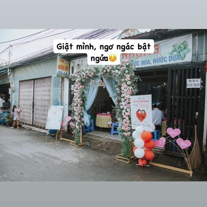 Tuy nhiên khi dựng lên lại thành cổng cưới hoàn toàn khác, dù không quá xấu nhưng khác xa với mẫu ban đầu. Ảnh: Trịnh Thương