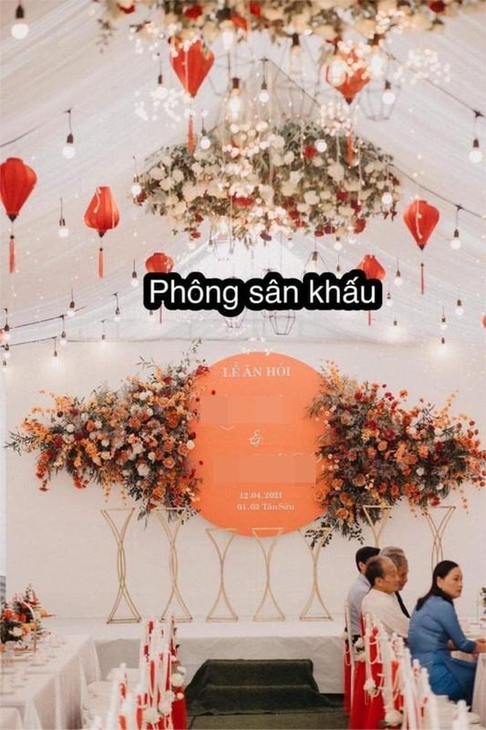 Trước đó, một cô dâu khác từng đăng đàn tố đội ngũ rạp cưới gửi ảnh một đằng nhưng khi dựng rạp lại một nẻo. Ảnh: Page Yêu là cưới