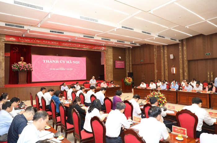 Chủ tịch Quốc hội Vương Đình Huệ và Đoàn công tác của Quốc hội làm việc với Ban Thường vụ Thành ủy Hà Nội.