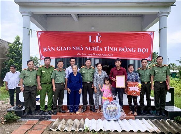 Công an tỉnh Bạc Liêu bàn giao căn nhà Nghĩa tình đồng đội tặng gia đình anh Nguyễn Trường Nam. Ảnh: TTXVN phát