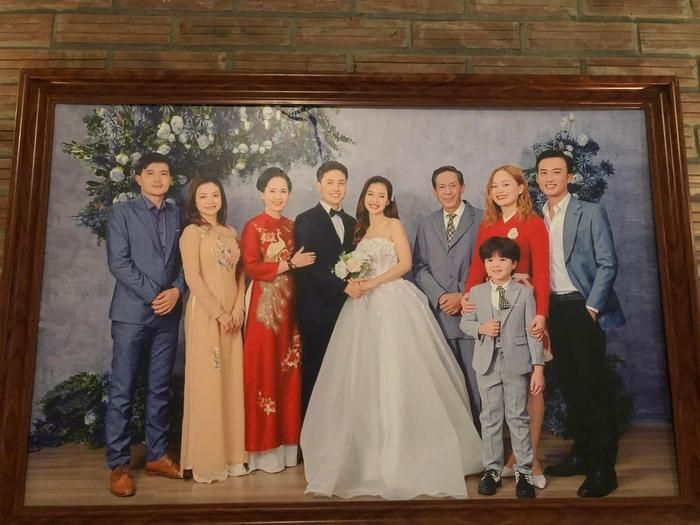 Tấm ảnh các thành viên gia đình ông Toại - bà Cúc chụp trong đám cưới Danh - Trâm Anh được người trong đoàn phim chia sẻ.