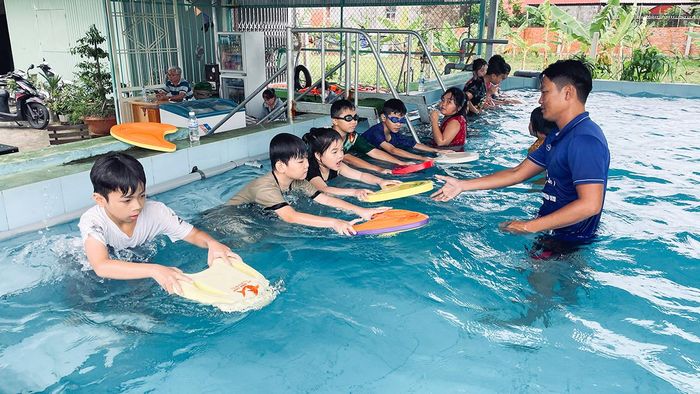 Những lớp dạy bơi được tổ chức thường xuyên, giúp các em trang bị kiến thức cơ bản về phòng tránh đuối nước
