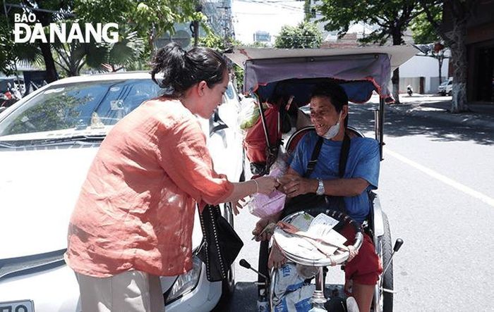 Những suất cơm nghĩa tình mang đến niềm vui cho các hoàn cảnh khó khăn.