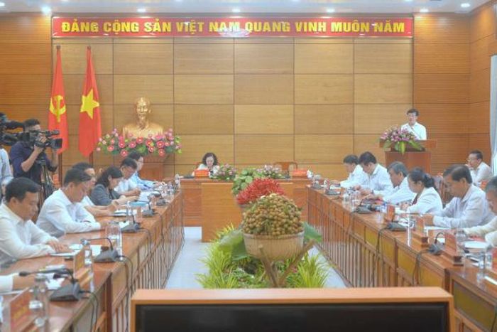 Thúng nhãn vừa trang trí, vừa mời khách quý thưởng thức gây ấn tượng với đoàn công tác.