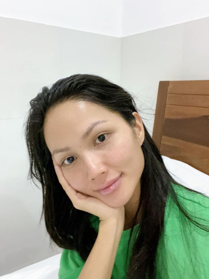 H'Hen Niê khoe mặt mộc đẹp không tỳ vết.