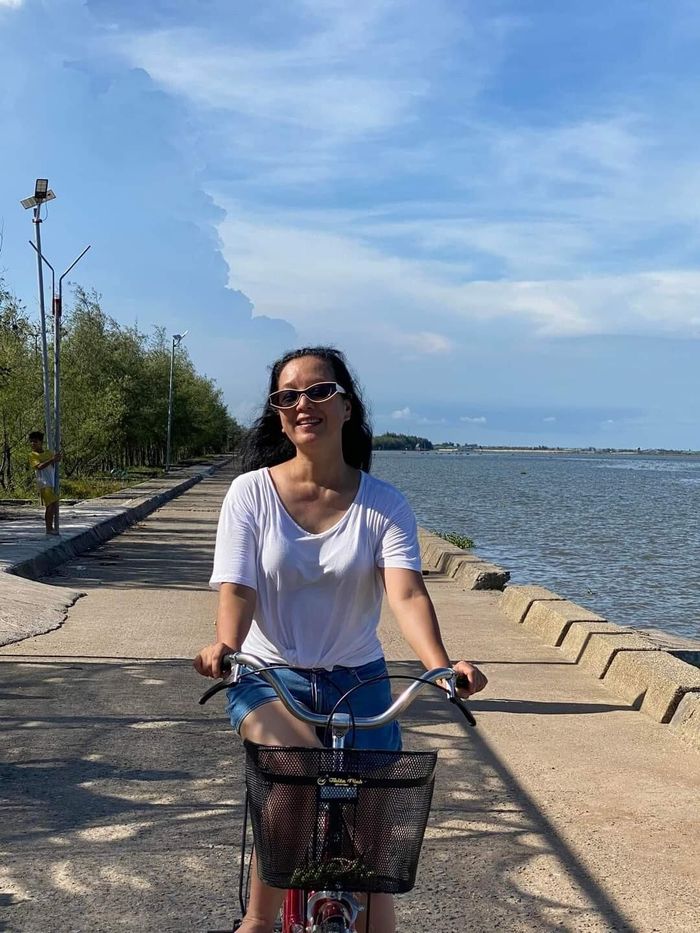 NSƯT Chiều Xuân diện đồ trẻ trung đạp xe dạo bờ biển.
