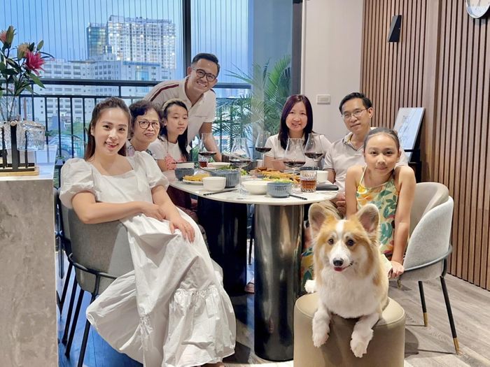 MC Quốc Bảo khoe ảnh cả gia đình tụ tập ăn cơm bên nhau.