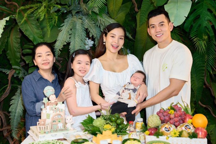 Phương Trinh Jolie khoe cận mặt con trai trong ngày đầy tháng.