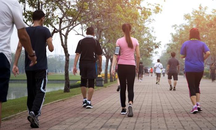 Đi bộ cùng một nhóm tạo động lực và giúp duy trì thói quen đi bộ hằng ngày.