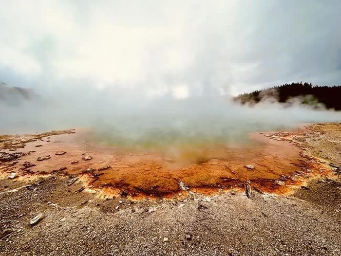 Hồ nước nghi ngút khói từ mạch nước phun có từ gần 2 nghìn năm nay ở Wai-O-Tapu. Ảnh: Trương Anh Ngọc