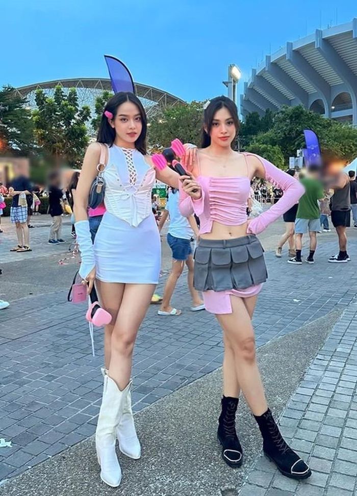 Thanh Thủy diện "cây" trắng gồm chân váy ngắn bó sát, áo crop-top, găng tay. Ảnh: FBNV.