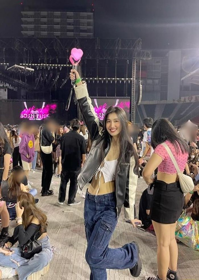 Nàng hậu kết hợp áo crop-top cùng quần jeans cạp trễ túi hộp. Ảnh: FBNV.