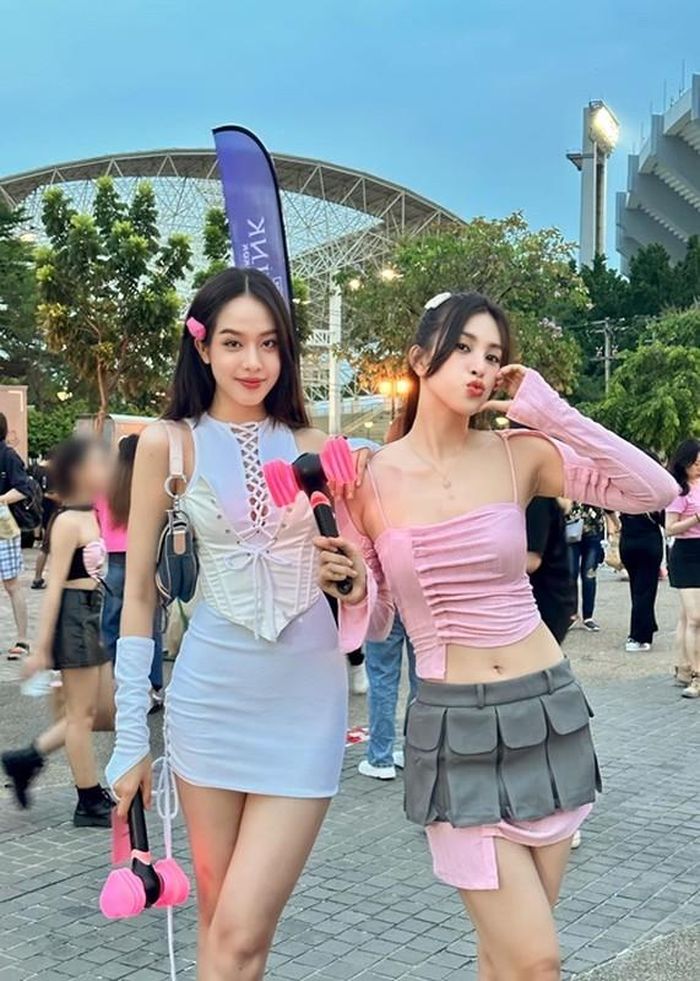 Tiểu Vy lại kết hợp áo hai dây với chân váy ngắn tông hồng. Ảnh: FBNV.