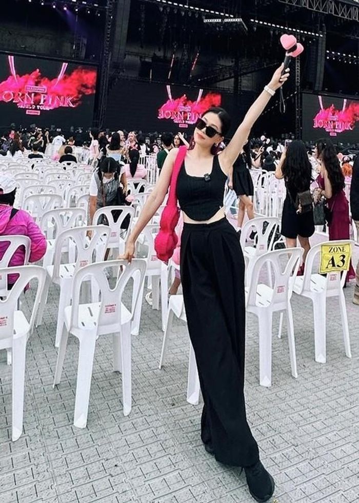 Xem BlackPink biểu diễn, Á hậu Phương Nga diện áo crop-top cùng quần ống rộng tông đen. Ảnh: FBNV.