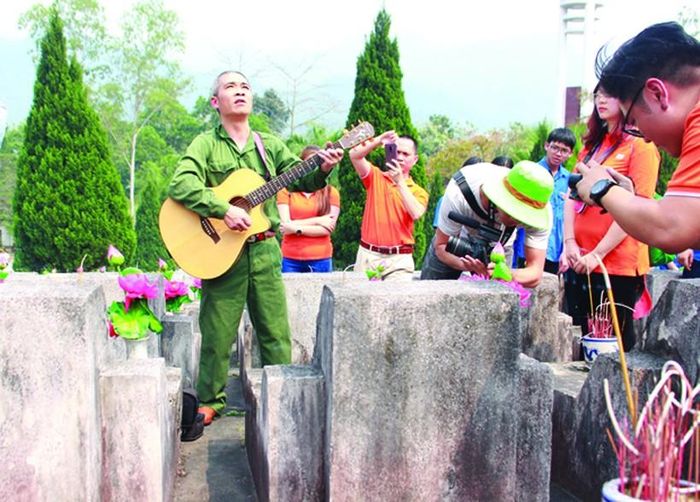 Nhạc sĩ Trương Quý Hải cùng đồng đội hát ca khúc 'Về đây đồng đội ơi' tưởng nhớ đồng đội đã hy sinh tại Hà Giang. Ảnh: My Ly - Huy Toán.