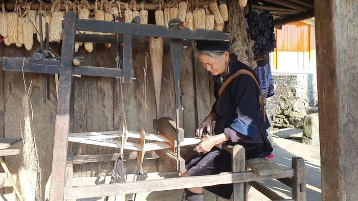  Khung dệt đơn sơ của người phụ nữ H’Mông ở bản Cát Cát, bao đời nay đã dệt nên những tấm thổ cẩm mộc mạc, bền, đẹp. 