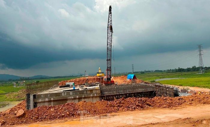 Một đoạn mặt bằng dự án cao tốc QL45 - Nghi Sơn được dỡ tải để xây hầm chui dân sinh.