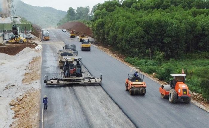 Thi công thảm nhựa mặt đường cao tốc QL45 - Nghi Sơn.