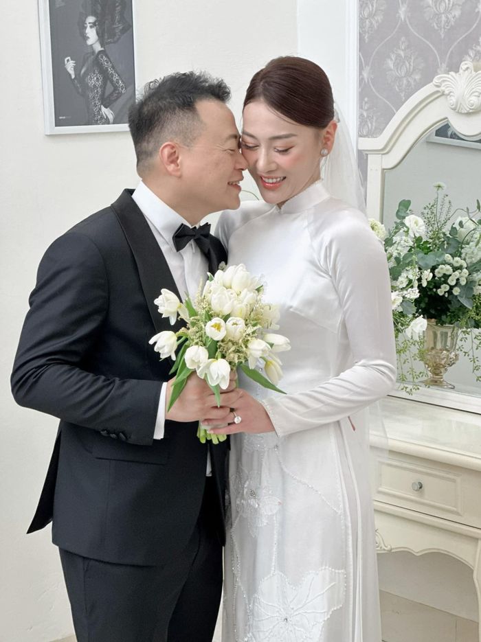 Hoa hậu Ngọc Hân chia sẻ khoảnh khắc Shark Bình trao hoa cưới cho Phương Oanh. Cô viết: "Nhìn ánh mắt biết một cô gái đang ngập tràn hạnh phúc. Chúc mừng bạn tôi, chúc mừng cặp đôi siêu đáng yêu".