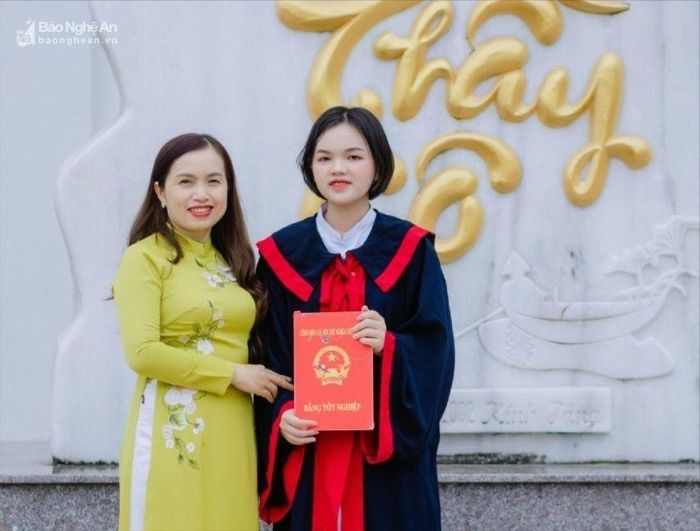 Phan Diệu Linh cùng cô giáo dạy môn Địa lý Trần Thị Thanh Tâm. Ảnh: NVCC