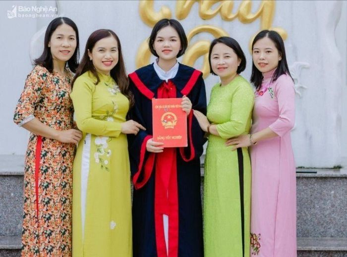 Phan Diệu Linh cùng các giáo viên dạy em ở Trường THPT Diễn Châu 4. Ảnh: NVCC