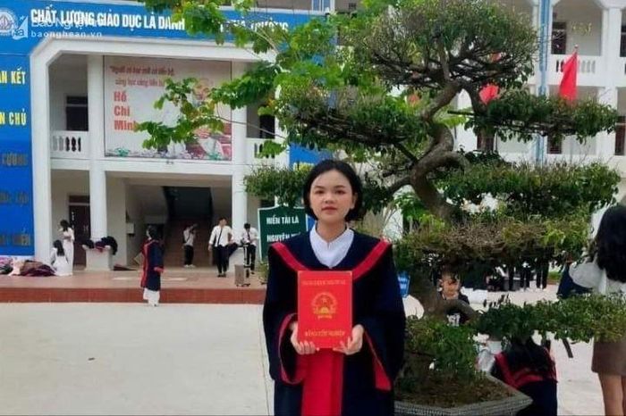 Từ một học sinh có lực học bình thường, Phan Diệu Linh trở thành Á khoa của Trường THPT Diễn Châu 4. Ảnh: NVCC