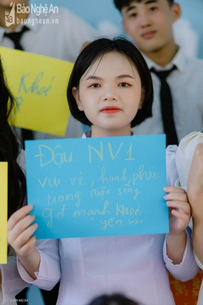 Phan Diệu Linh là nữ sinh duy nhất đạt điểm 10 môn Địa lý của tỉnh Nghệ An. Ảnh: NVCC