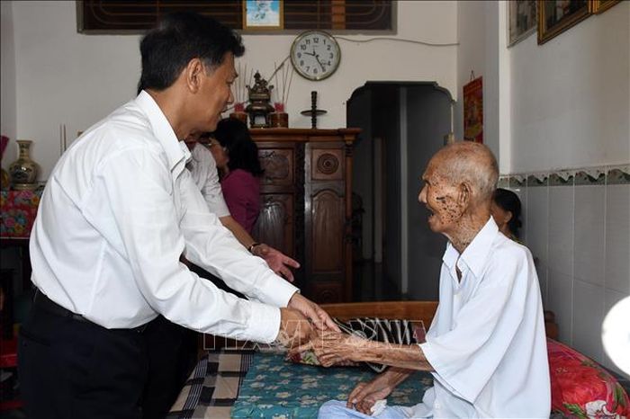 Bí thư Tỉnh ủy Lâm Văn Mẫn đến thăm, tặng quà gia đình chính sách tại thành phố Sóc Trăng. Ảnh: Tuấn Phi/TTXVN