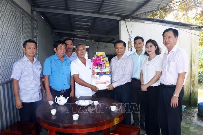 Chủ tịch UBND tỉnh Sóc Trăng Trần Văn Lâu thăm và tặng quà cho gia đình chính sách tại thị xã Ngã Năm. Ảnh: Tuấn Phi/TTXVN