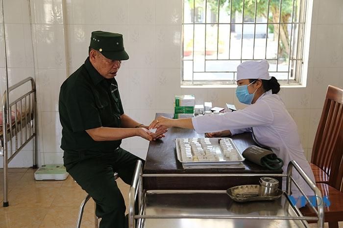Cán bộ Trung tâm Chăm sóc, nuôi dưỡng người có công Thanh Hóa chăm sóc cho các thương binh, bệnh binh.