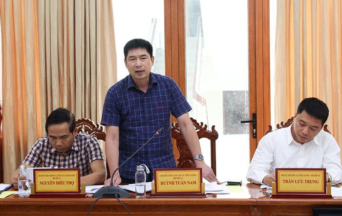 Thành viên trong đoàn kiểm tra trao đổi với UBND tỉnh An Giang