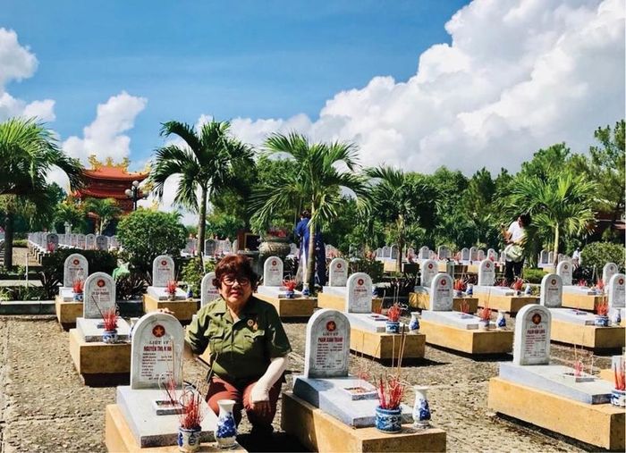 Cựu chiến binh viếng Nghĩa trang Liệt sĩ. Ảnh: Bảo Phước