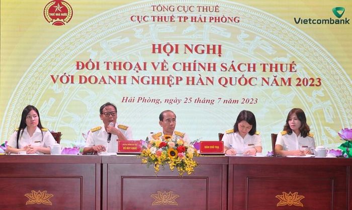 Lãnh đạo Cục Thuế TP. Hải Phòng cùng các phòng chức năng trực thuộc cục giải đáp những vướng mắc của doanh nghiệp tại hội nghị.