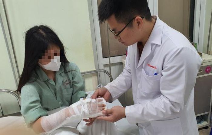 Sau phẫu thuật, cô gái còn phải trải qua nhiều ngày phục hồi chức năng tay.