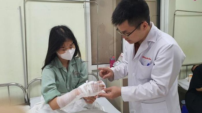 Bác sĩ thăm khám cho bệnh nhân bị thương do máy xay.