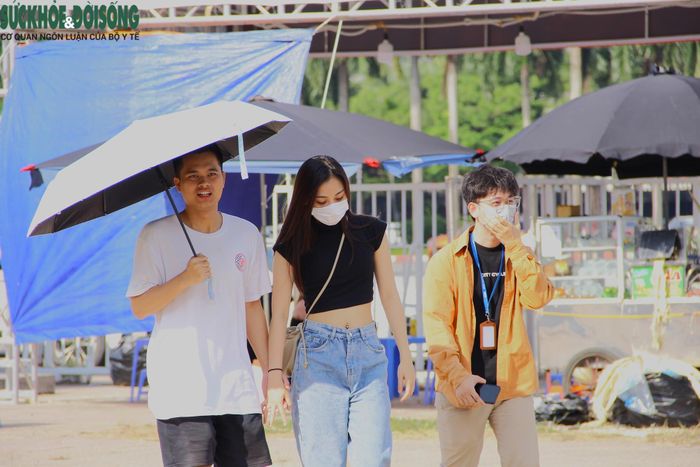 Lượng người tới nhận vé chủ yếu là giới trẻ.
