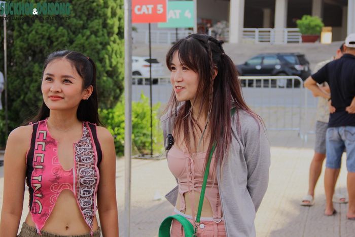 Mặc dù thời tiết nóng nực nhưng nhiều bạn trẻ vẫn bất chấp, mong muốn sở hữu chiếc vòng đeo tay sớm nhất để yên tâm chờ đến ngày nhóm nhạc thần tượng biểu diễn.