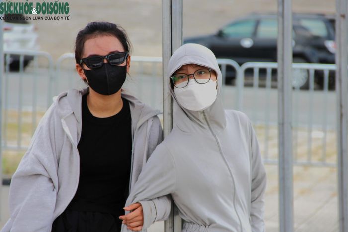 Nắng nóng khiến nhiều người chờ đợt trong mệt mỏi, phải tá túc vào các lán tạm.
